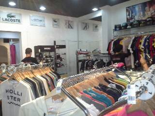 Contagem de estoque em loja de roupas