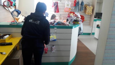 Contagem de estoque em loja de roupas