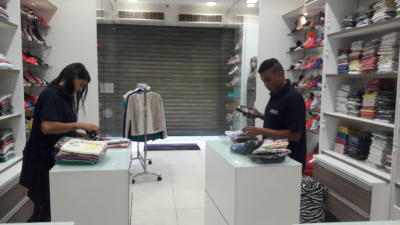 Contagem de estoque em loja de roupas