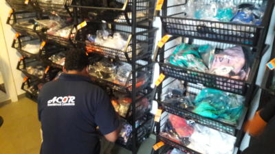 Contagem de estoque em loja de roupas