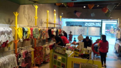 Contagem de estoque em loja de roupas