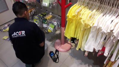 Contagem de estoque em loja de roupas