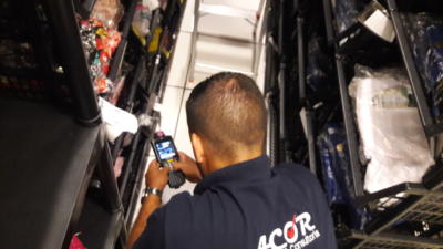 Contagem de estoque em loja de roupas