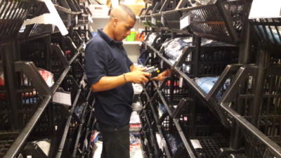 Contagem de estoque em loja de roupas