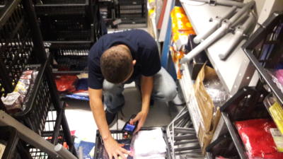 Contagem de estoque em loja de roupas