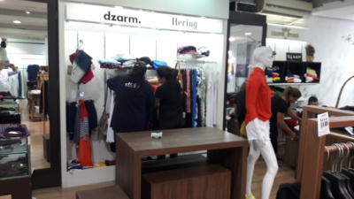 Contagem de estoque em loja de roupas