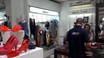 Contagem de estoque em loja de roupas