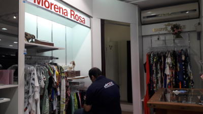 Contagem de estoque em loja de roupas