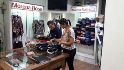 Contagem de estoque em loja de roupas