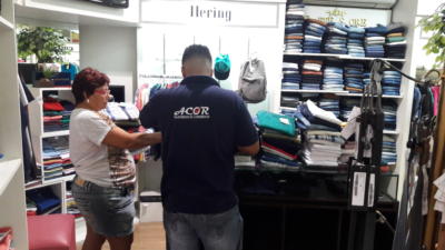 Contagem de estoque em loja de roupas