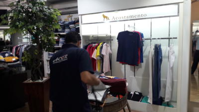 Contagem de estoque em loja de roupas