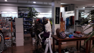 Contagem de estoque em loja de roupas