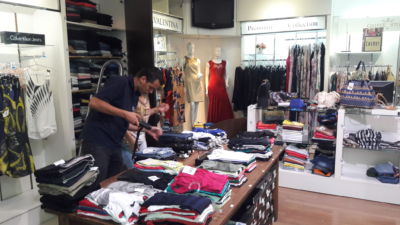 Contagem de estoque em loja de roupas