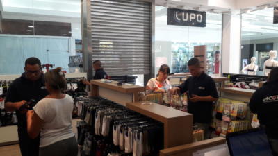 Contagem de estoque em loja de roupas