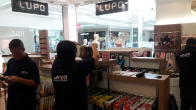 Contagem de estoque em loja de roupas